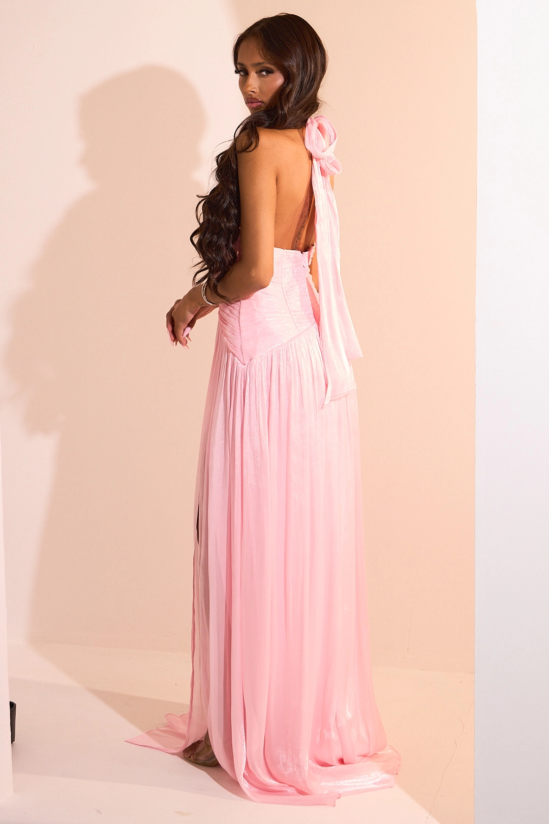 Robe rose satinée à effet drapé