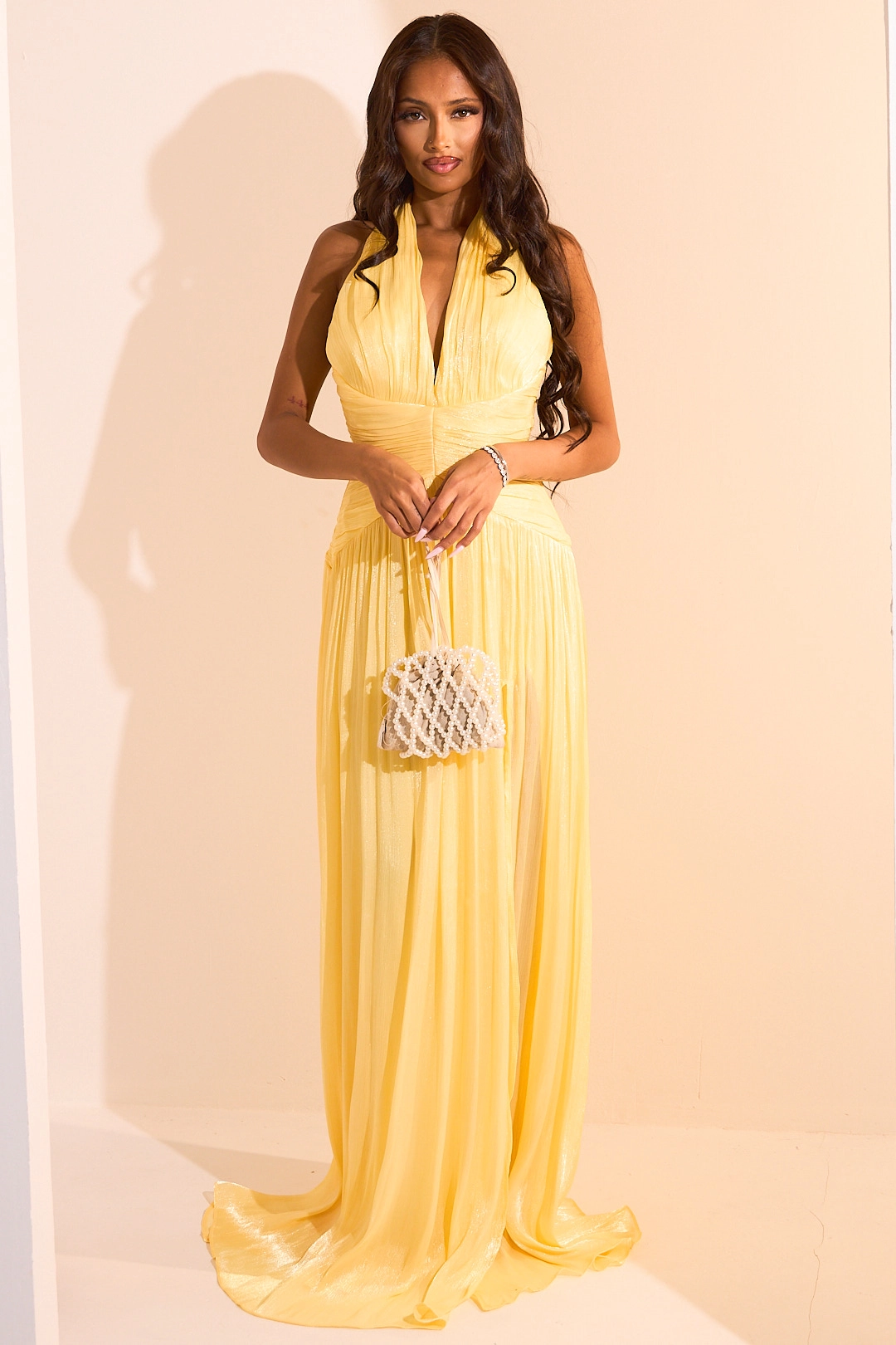Robe jaune satinée à effet drapé