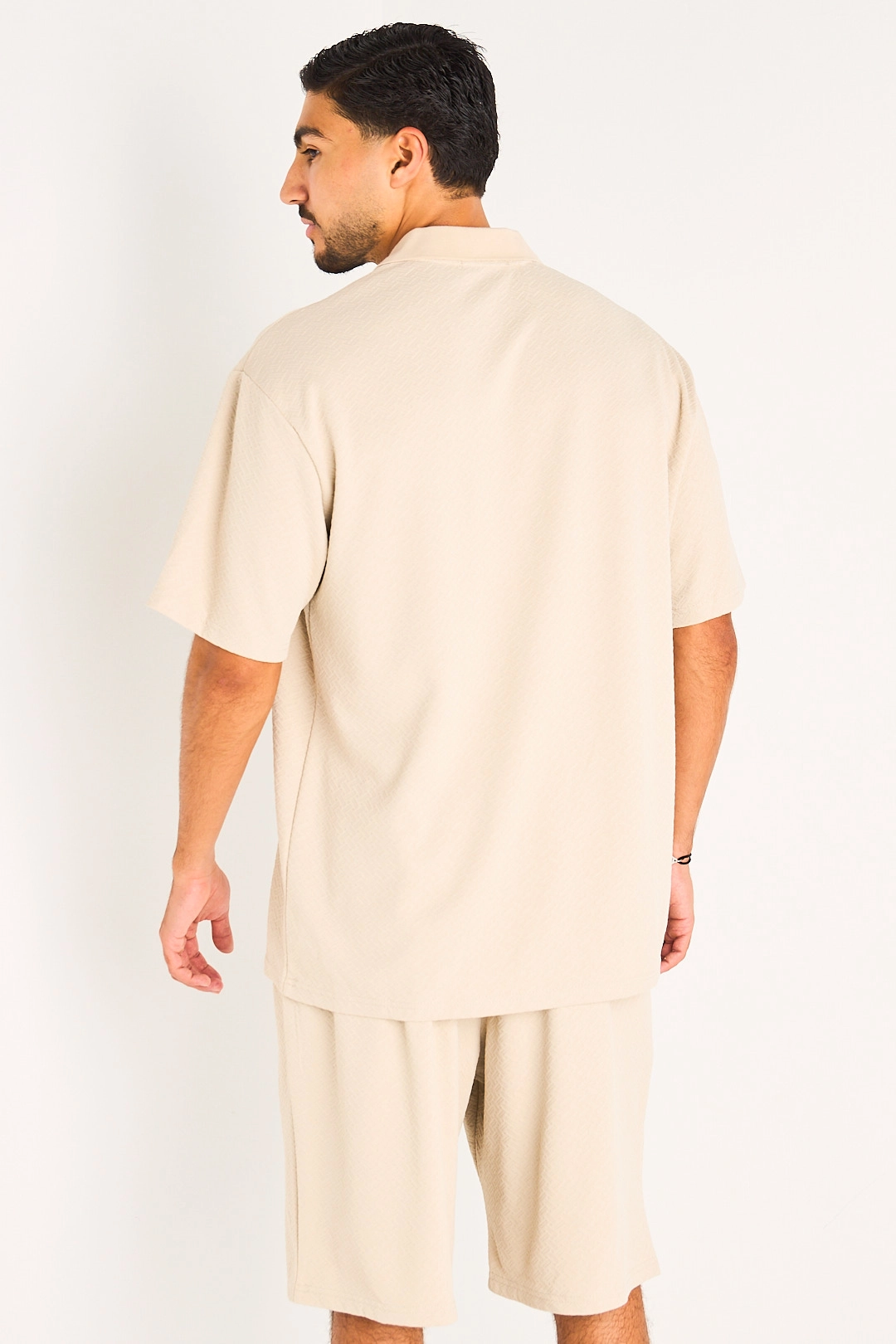 Ensemble deux pièces beige haut + short à motifs chevrons