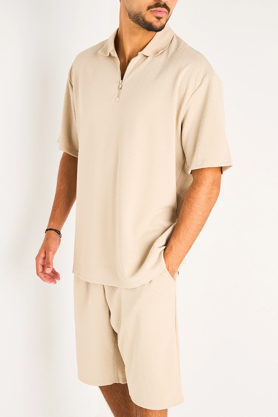 Ensemble deux pièces beige haut + short à motifs chevrons