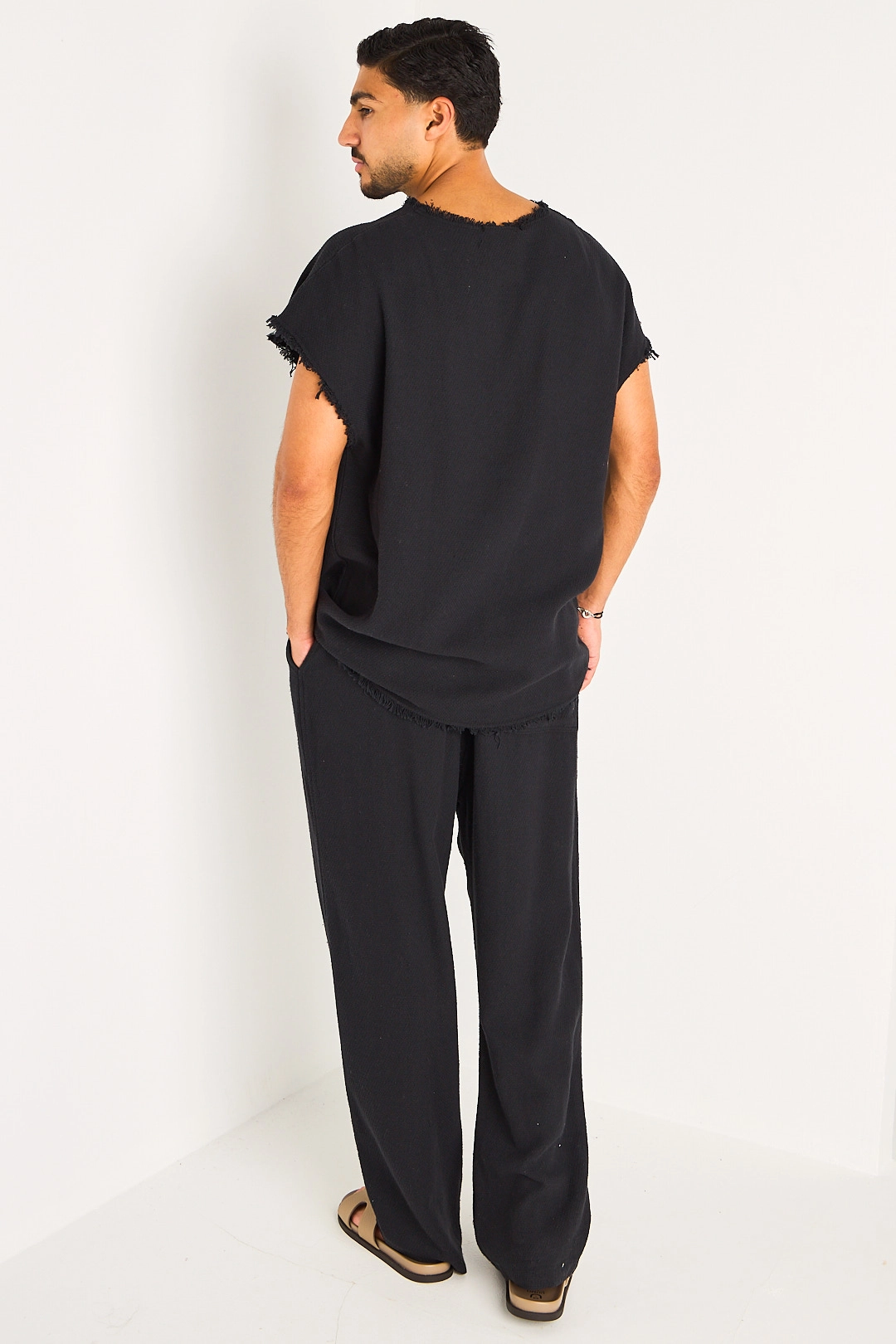 Ensemble deux pièces noir marcel + pantalon à effet effiloché