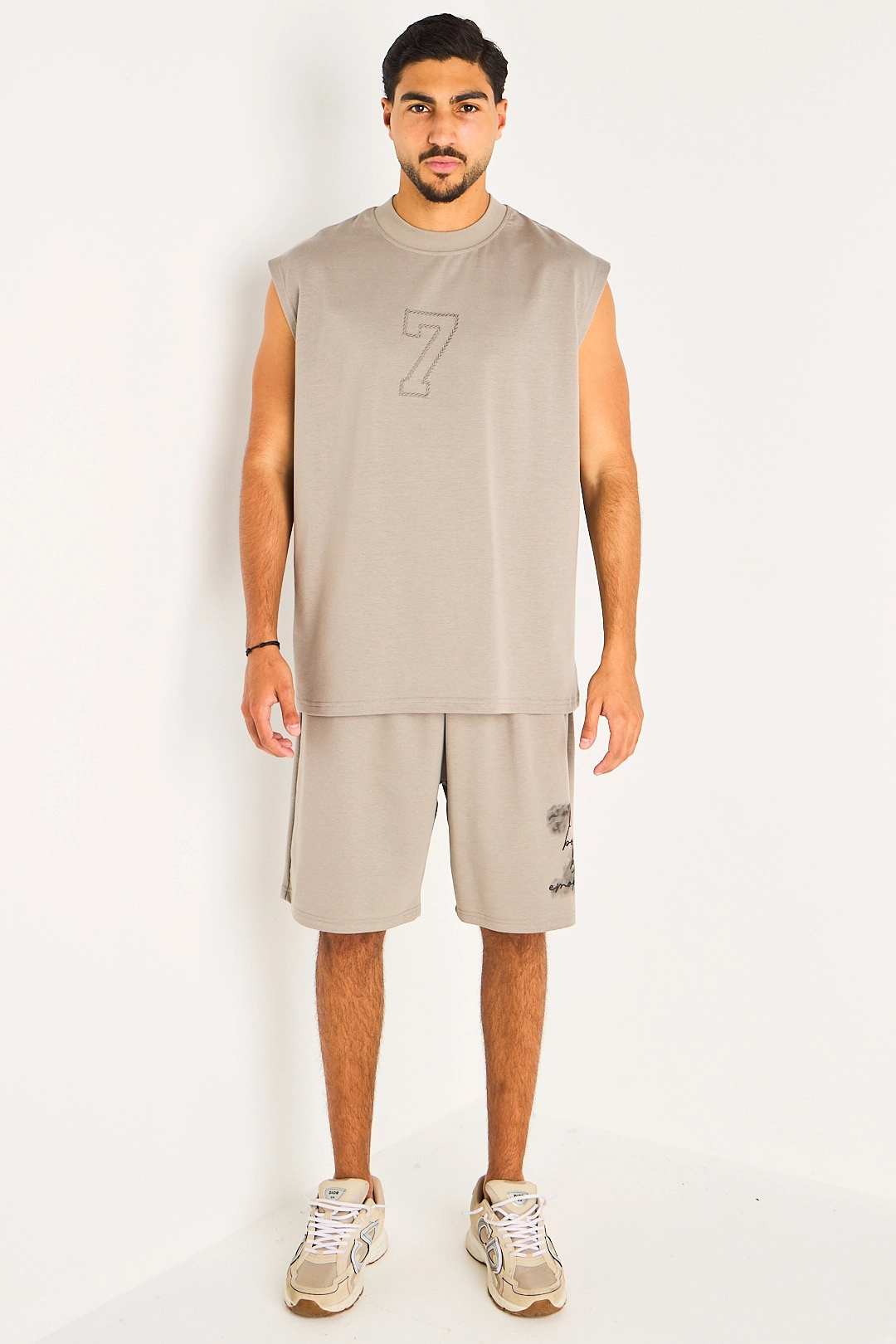 Ensemble deux pièces taupe marcel + short à broderie et à inscriptions