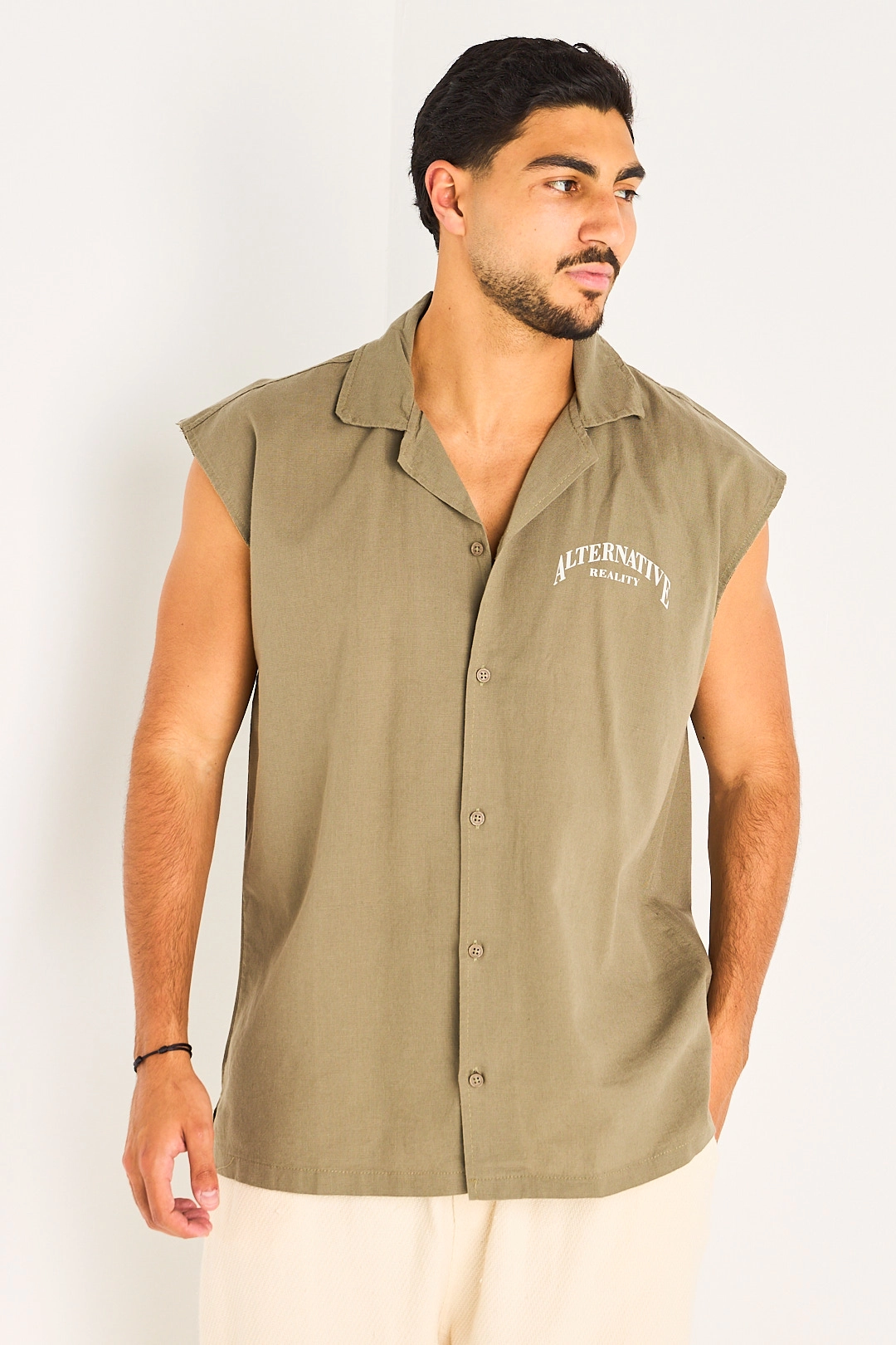 Chemise sans manches à inscriptions et empiècement étoile de couleur kaki