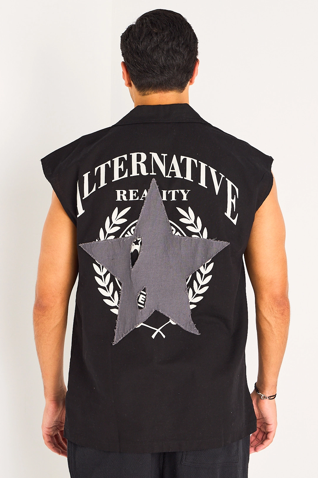 Chemise noire sans manches à inscriptions et empiècement étoile