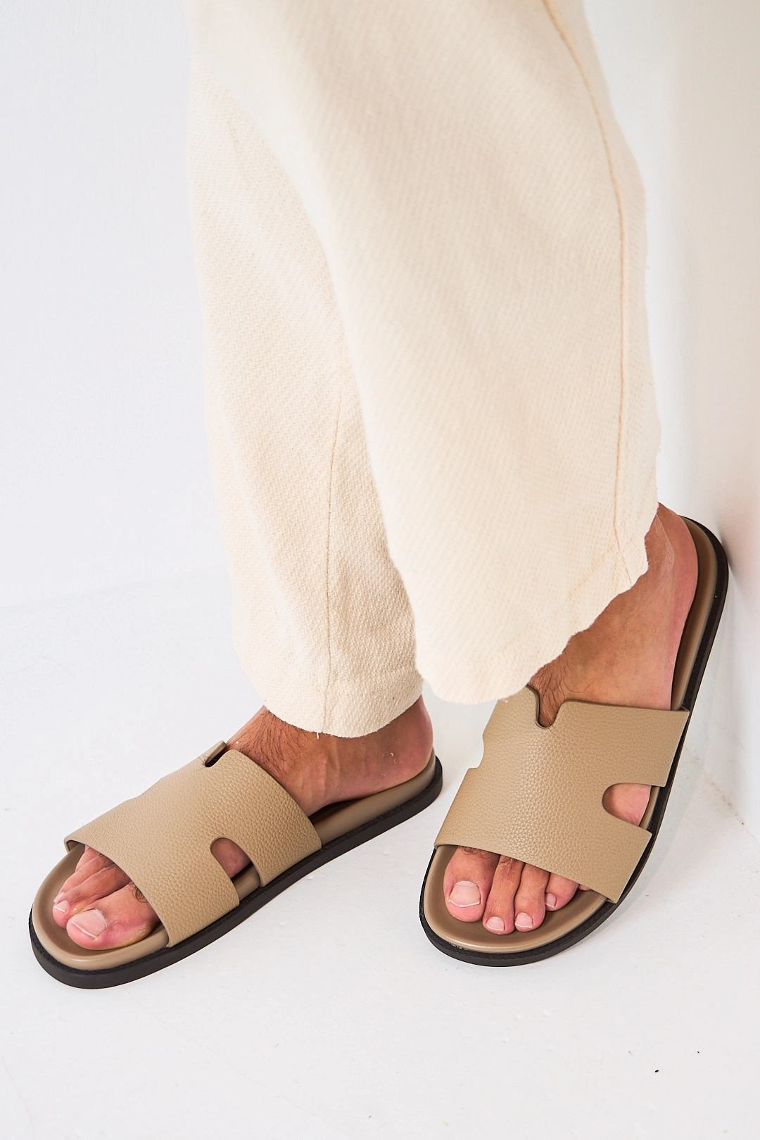 Sandale plate de couleur taupe