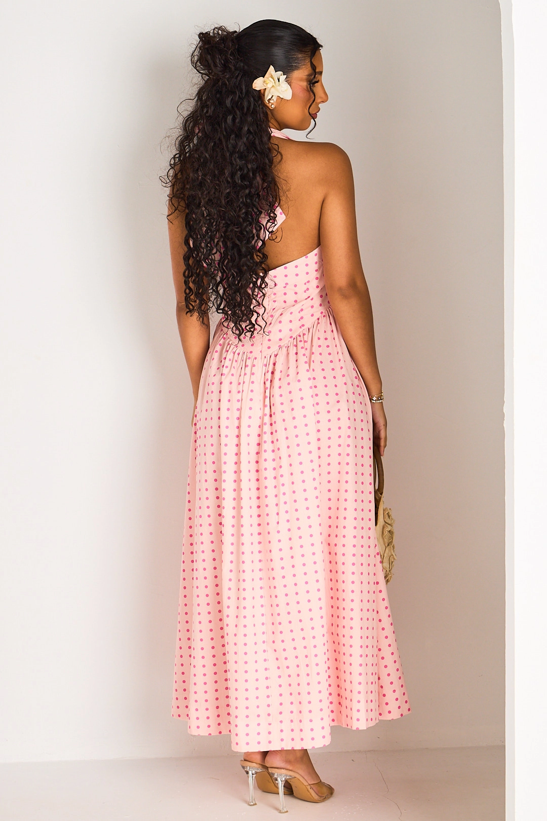 Robe rose cintrée à dos nu et pois roses