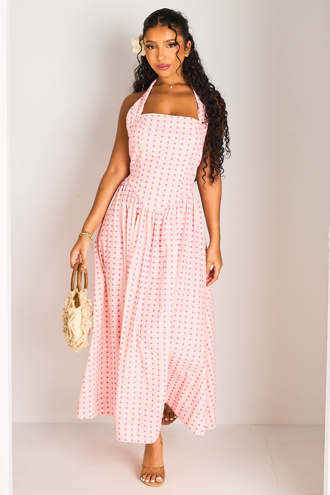 Robe rose cintrée à dos nu et pois roses