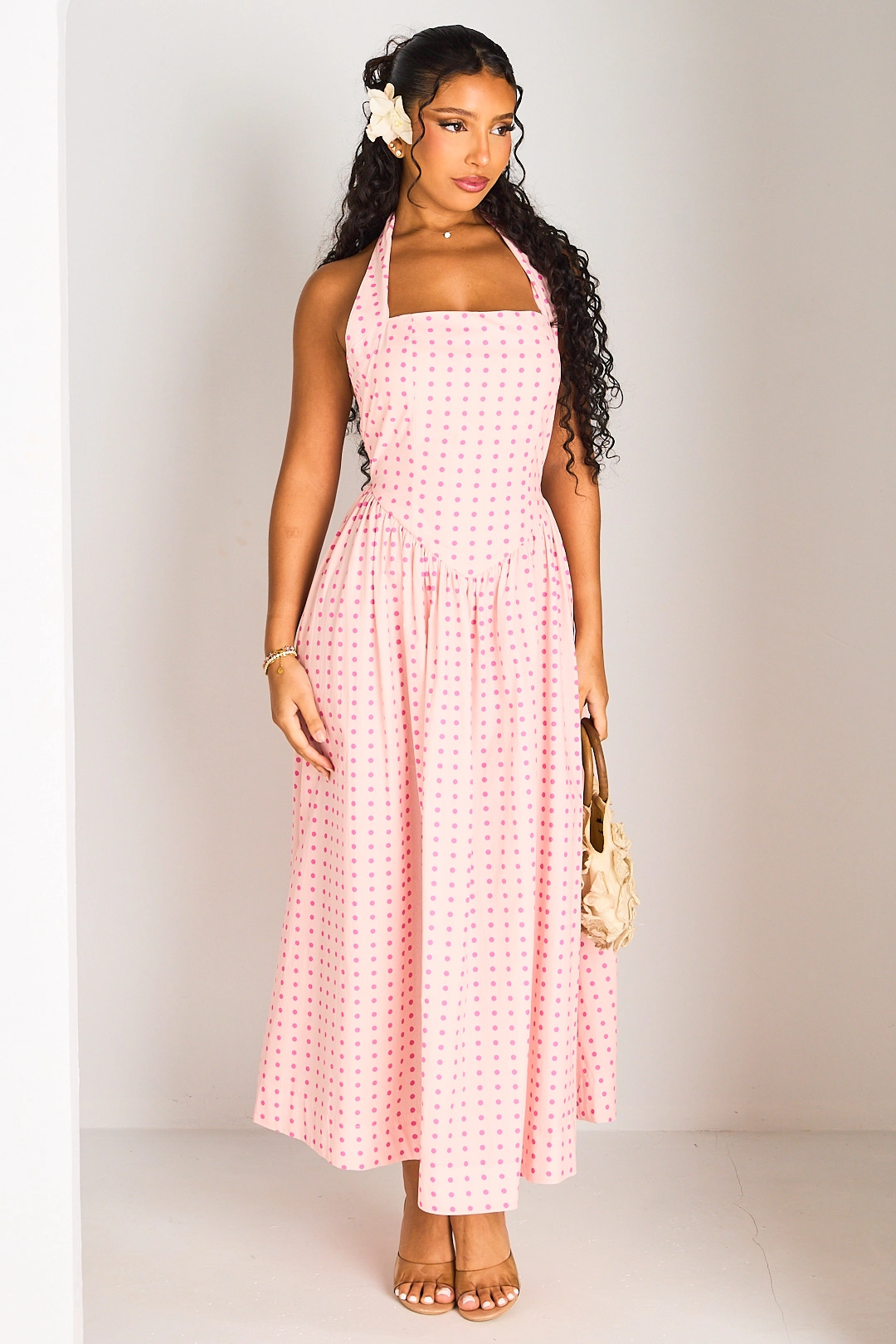 Robe rose cintrée à dos nu et pois roses