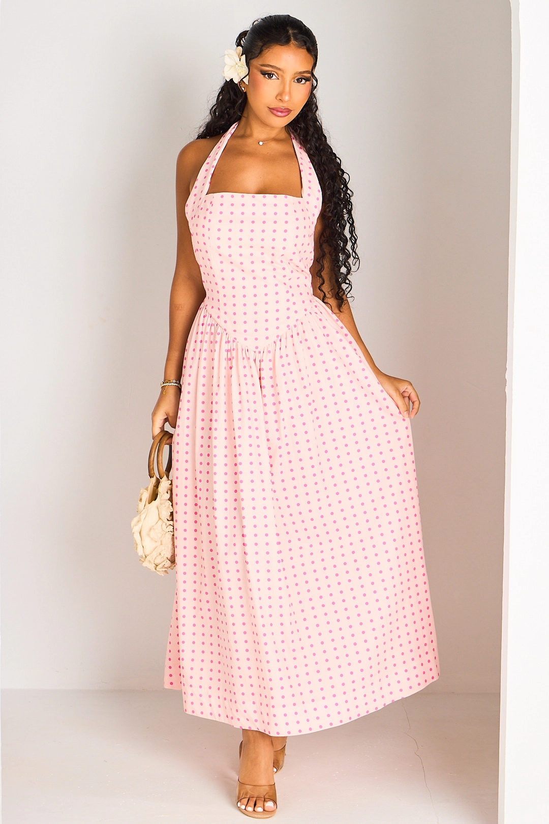 Robe rose cintrée à dos nu et pois roses