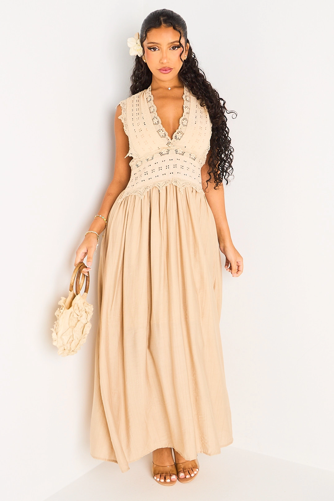 Robe longue beige effet bohème à dentelle et broderie anglaise