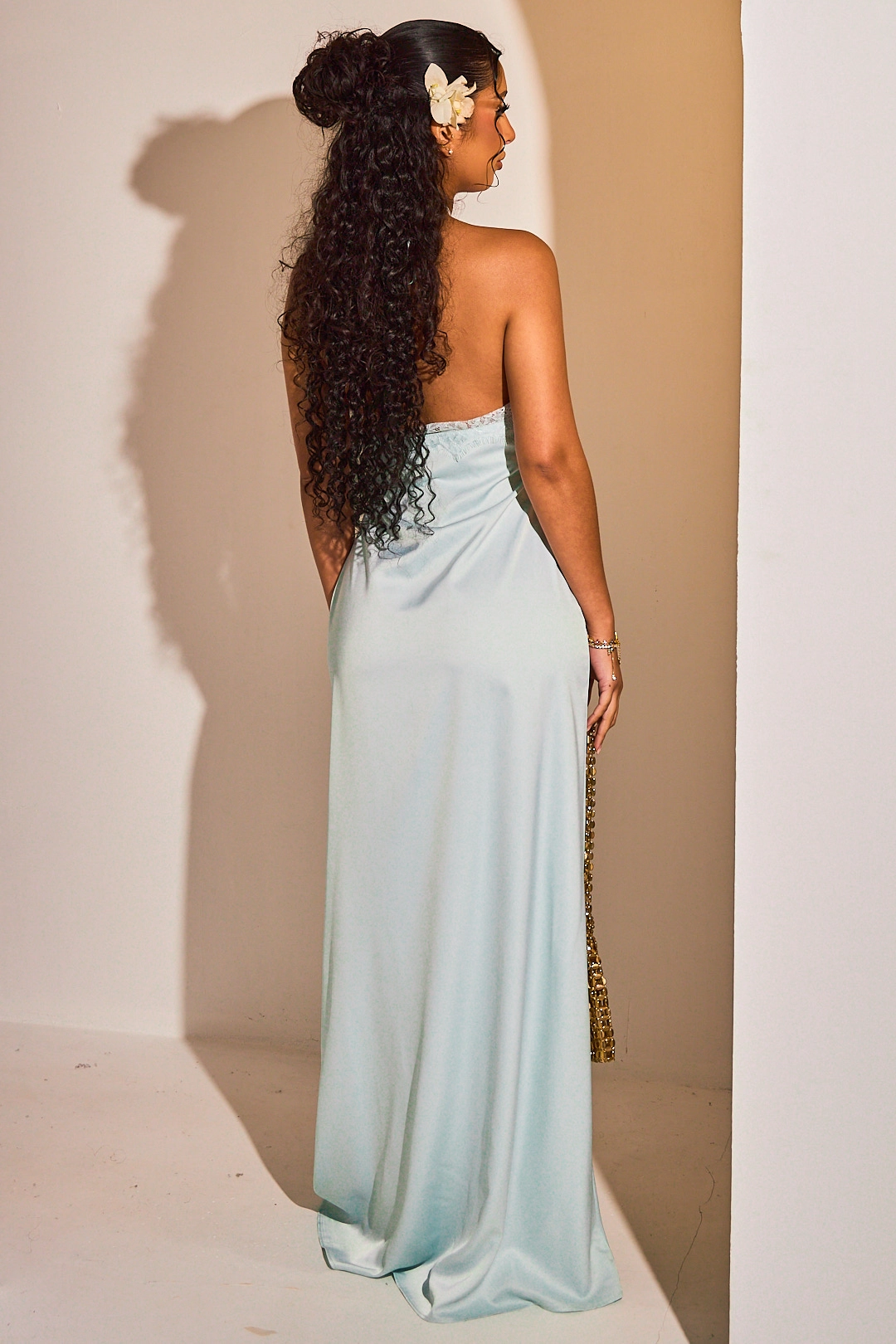 Robe longue vert d'eau à encolure v et fine dentelle florale