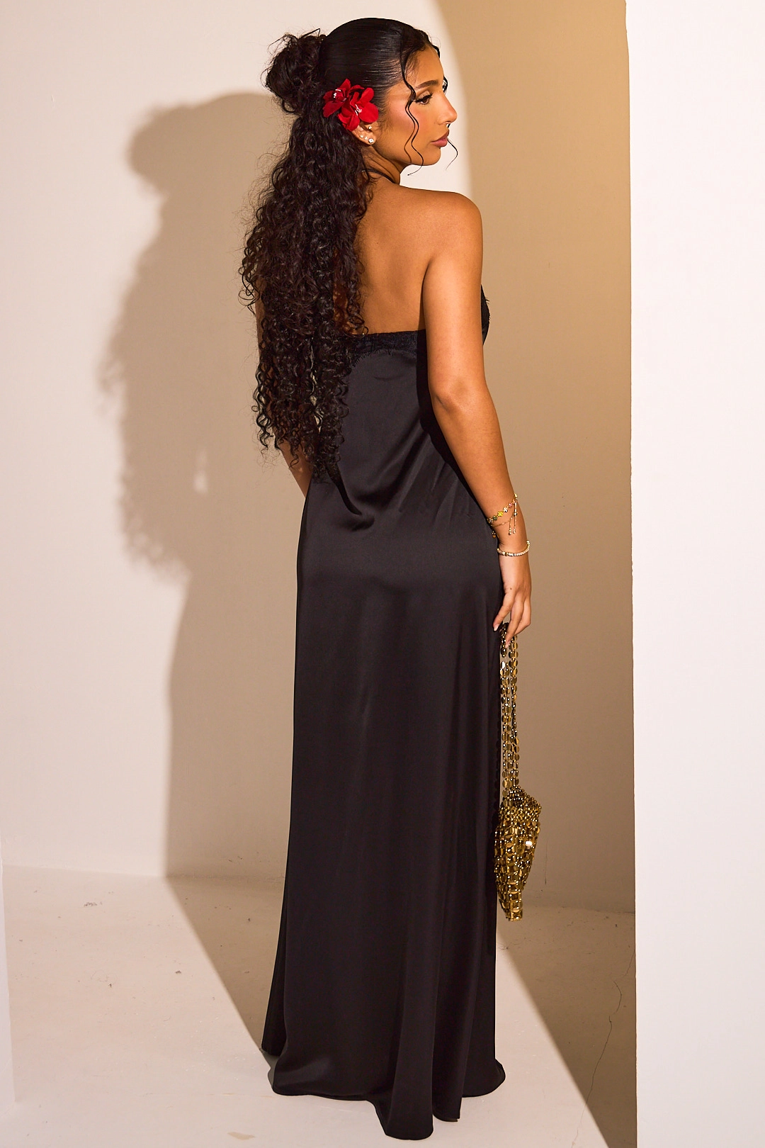 Robe longue noire à encolure v et fine dentelle florale