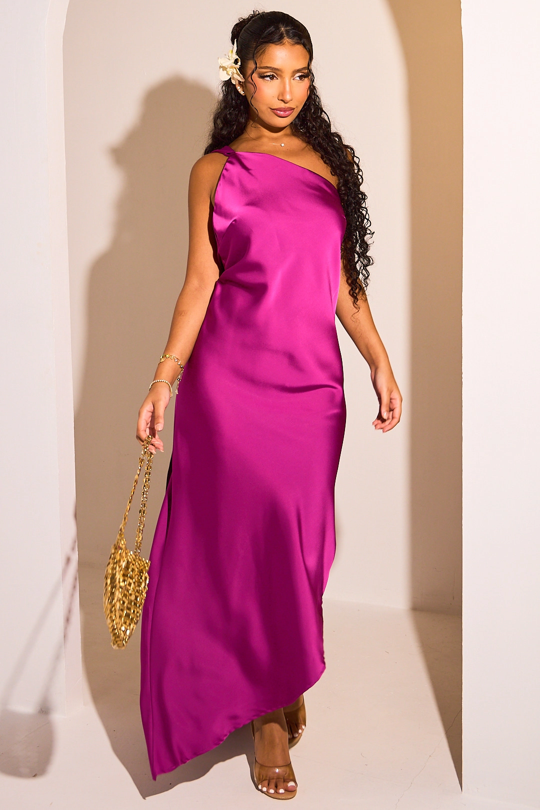 Robe longue asymétrique prune one shoulder à effet satinée et empiècement