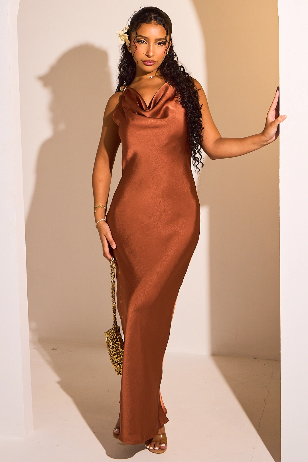 Robe longue de couleur rouille à col bardot et bretelles ornées de pierres