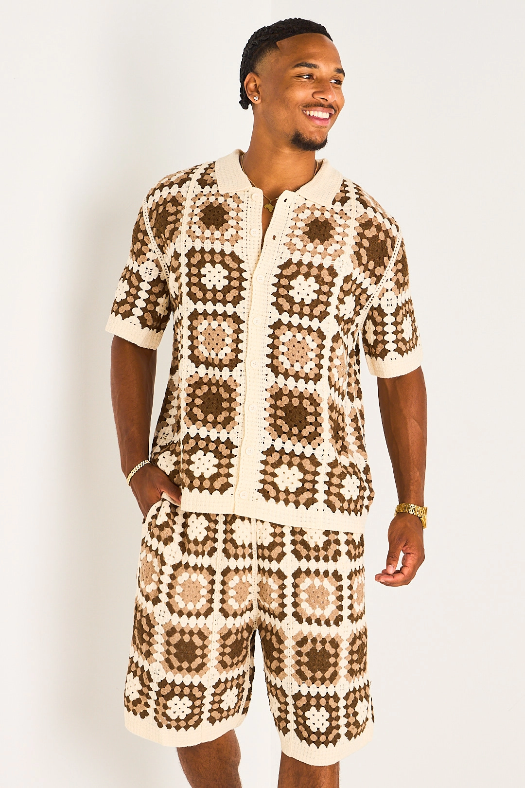 Ensemble deux pièces en crochet marron chemise + short à motifs géométriques carrés