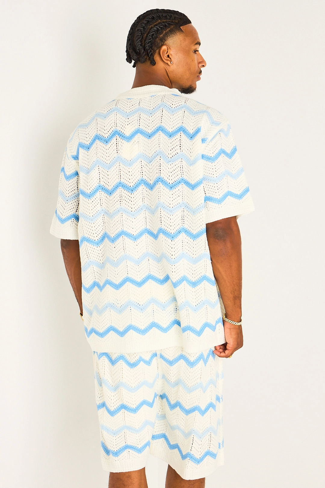 Ensemble deux pièces en crochet blanc chemise + short à motifs géométriques bleu clair