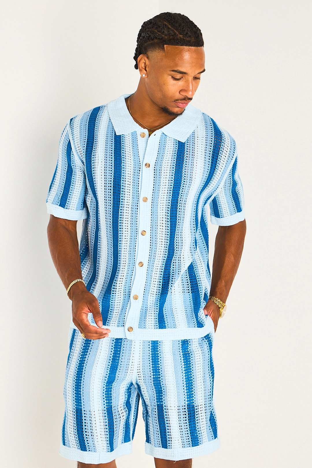 Ensemble deux pièces bleu clair en crochet chemise + short à rayures verticales bleues