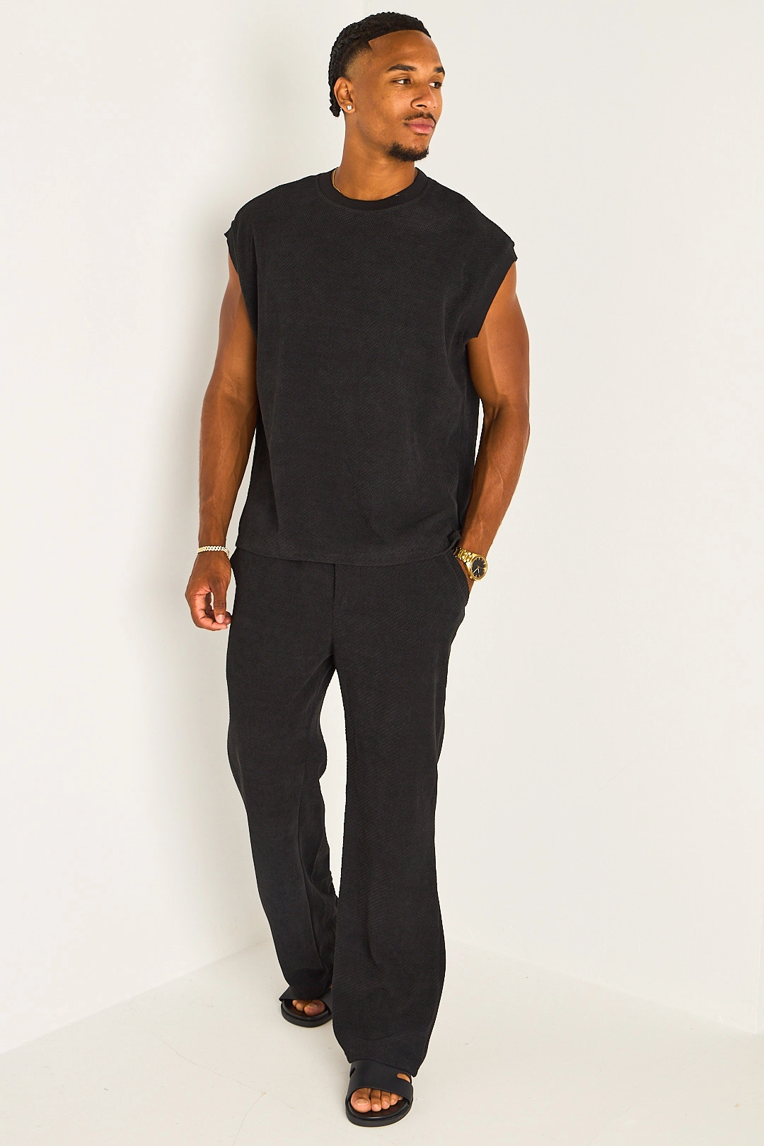 Ensemble deux pièces noir haut sans manches + pantalon effet maille