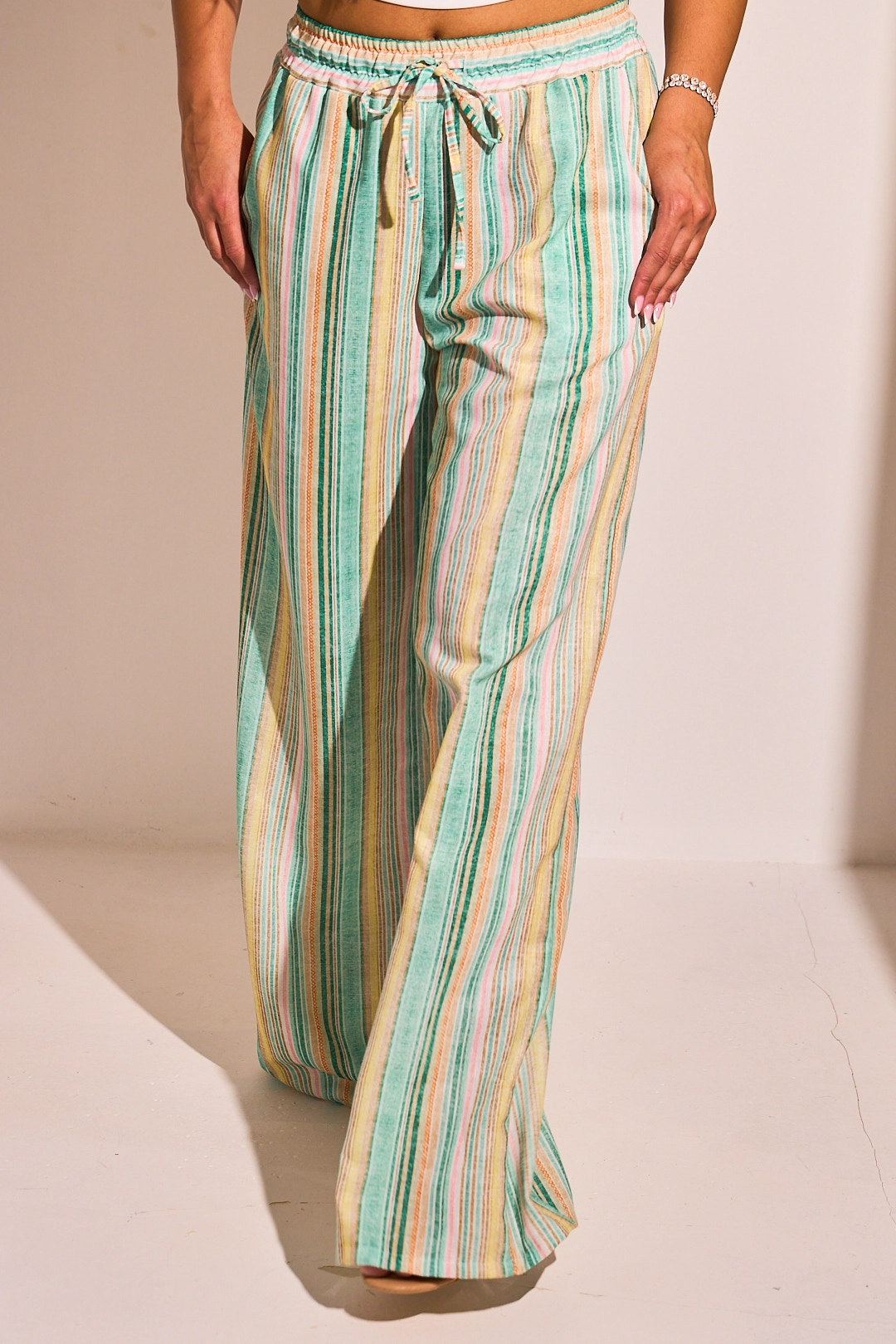 Pantalon fluide vert à rayures multicolore