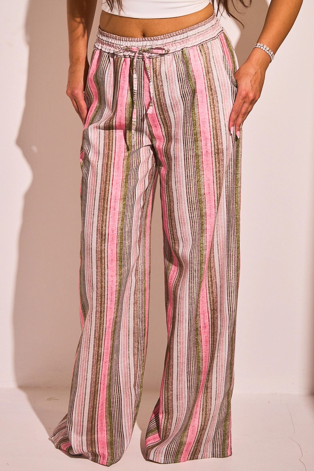 Pantalon fluide marron à rayures multicolore