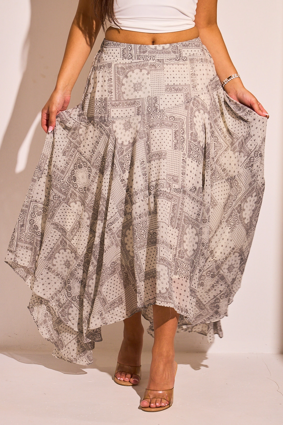 Jupe blanche asymétrique à motifs paisley