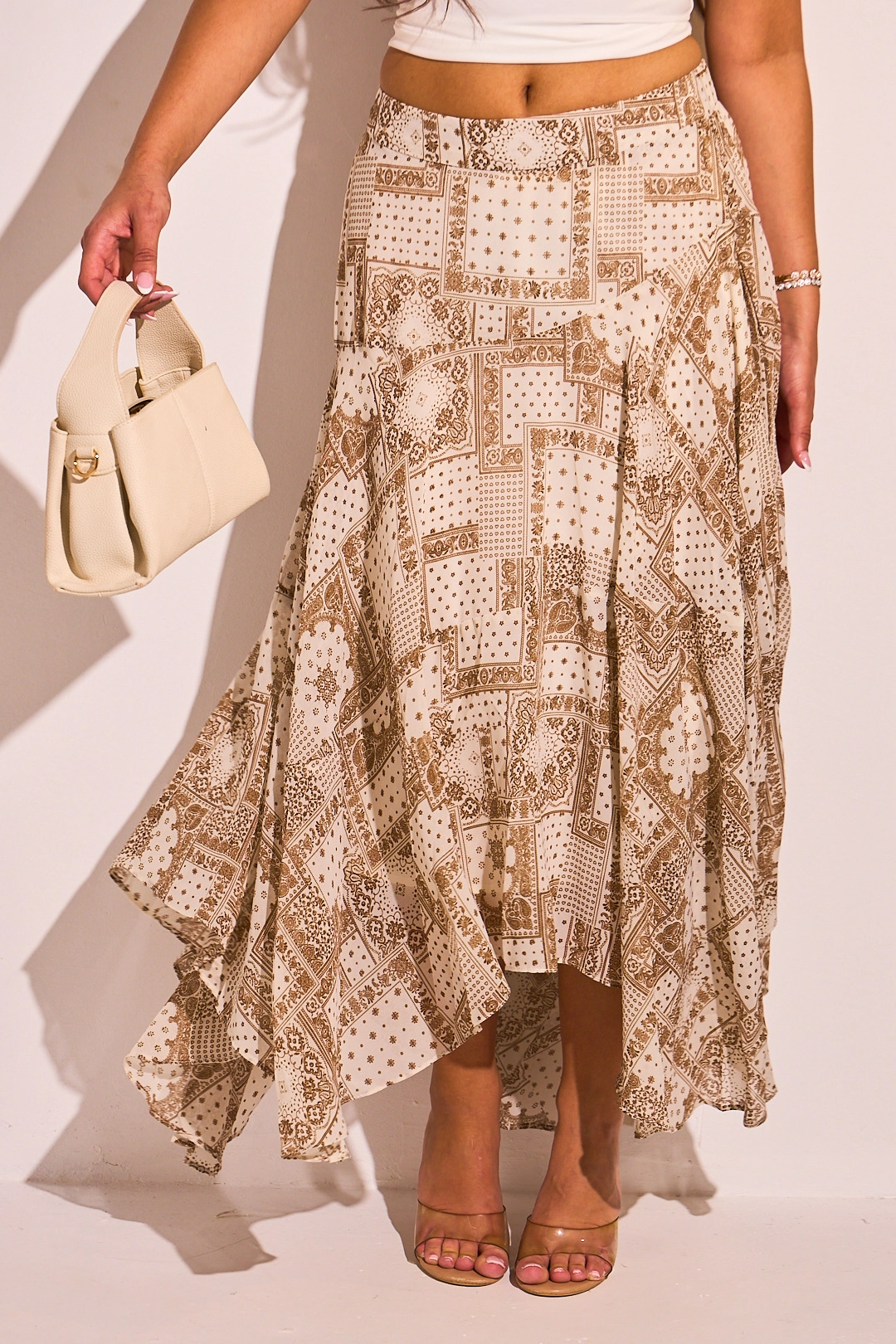Jupe beige asymétrique à motifs paisley