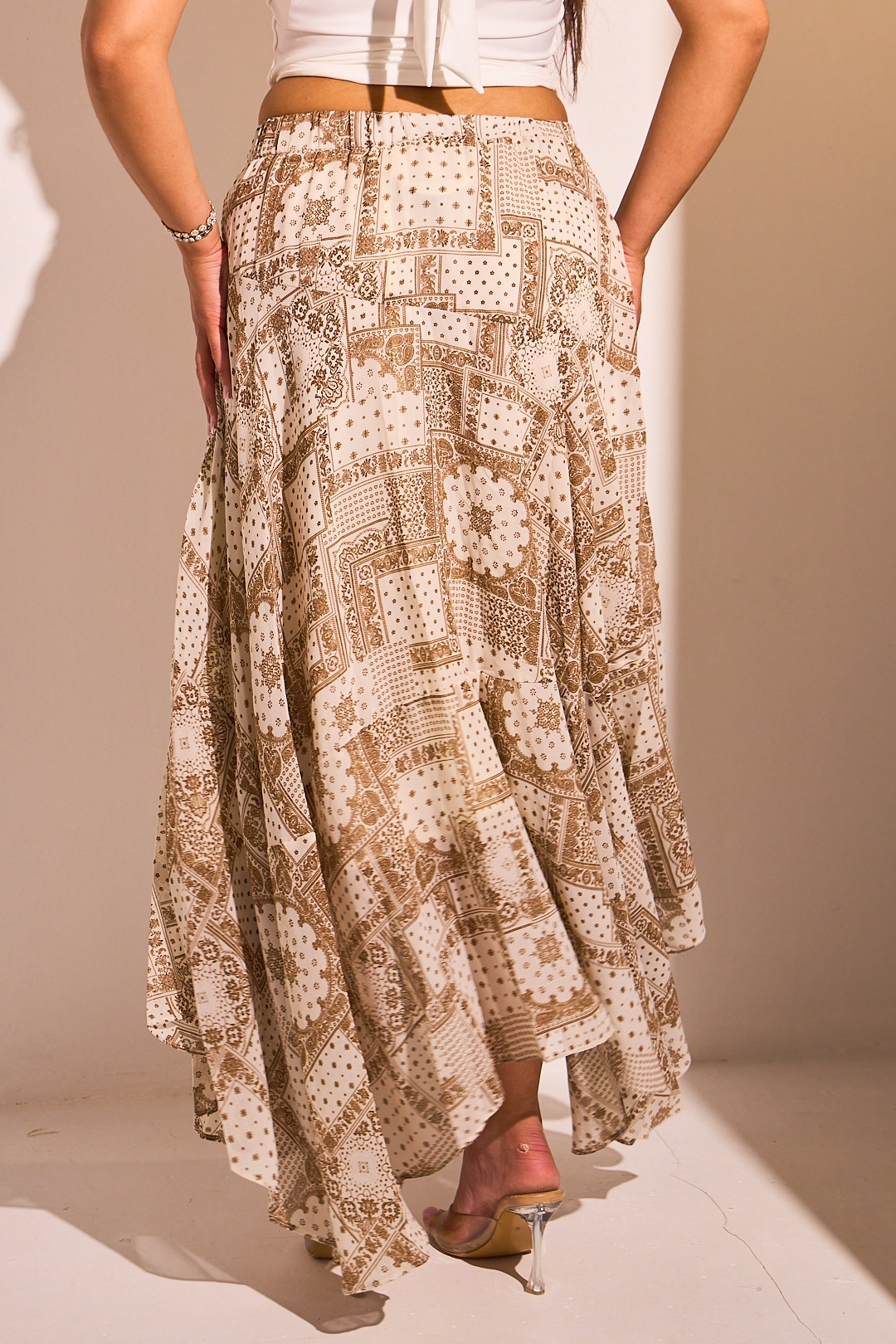 Jupe beige asymétrique à motifs paisley