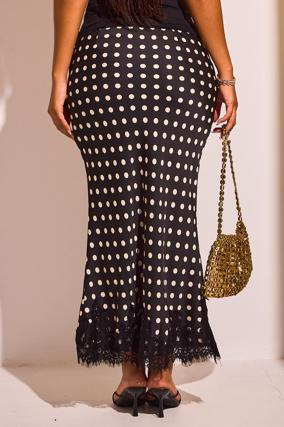 Jupe longue noire à pois blancs et dentelle noire