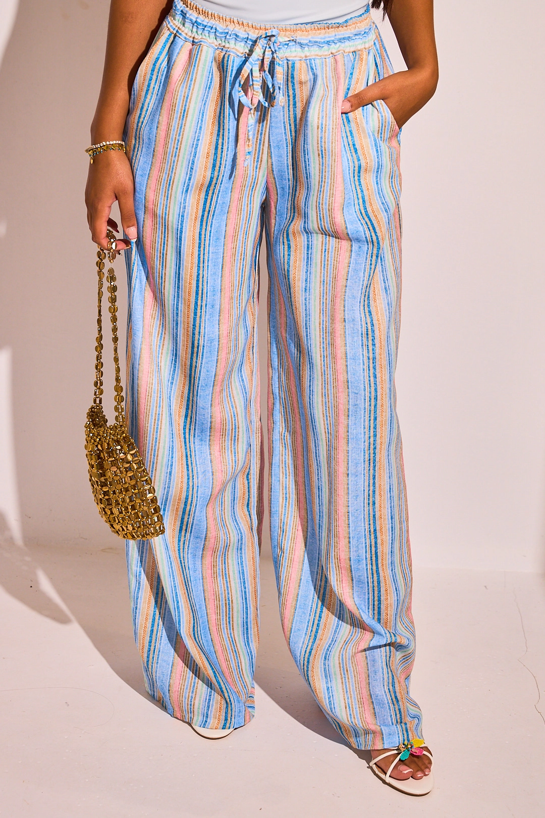 Pantalon fluide bleu à rayures multicolore