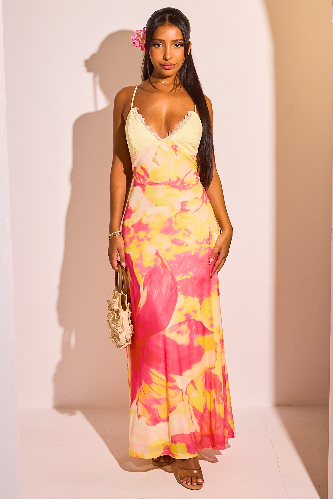 Robe longue jaune à dentelle et dos nu