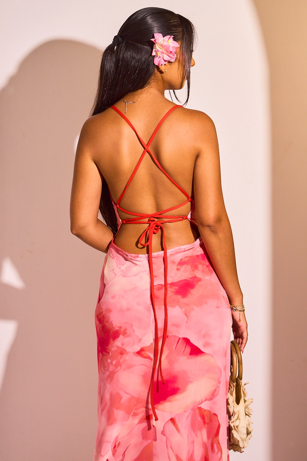 Robe longue rouge à dentelle et dos nu