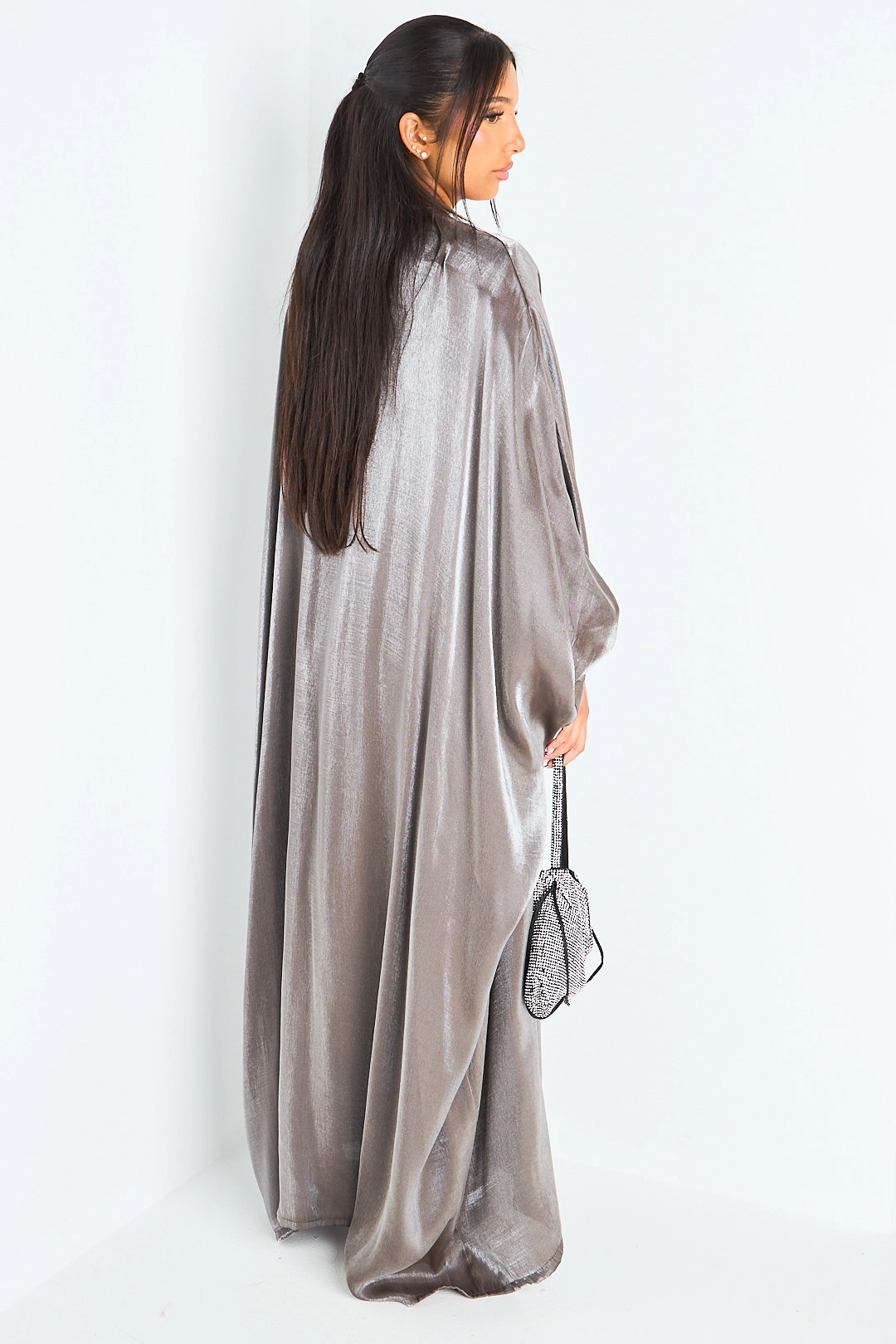 Robe taupe effet satiné avec strass