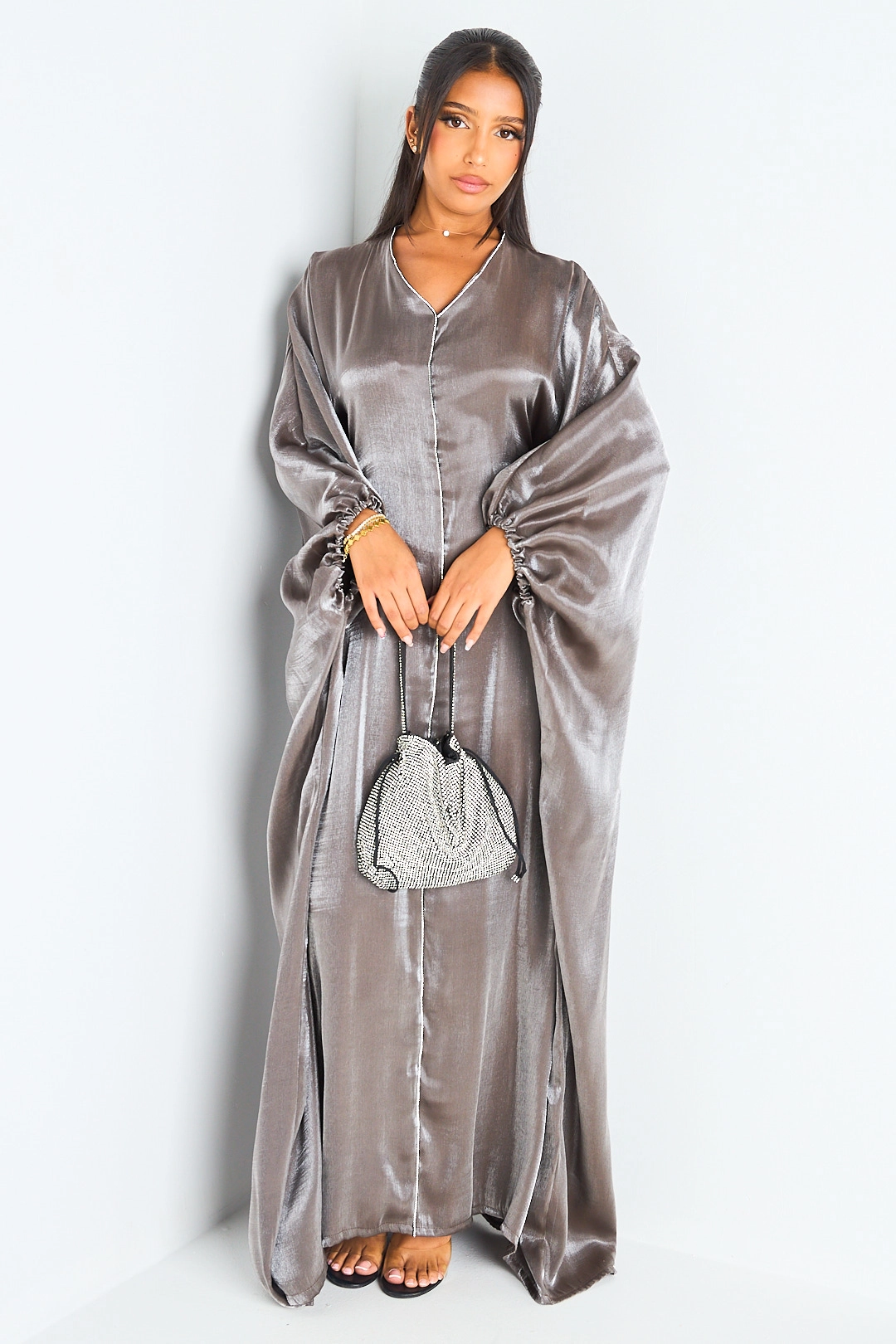 Robe taupe effet satiné avec strass
