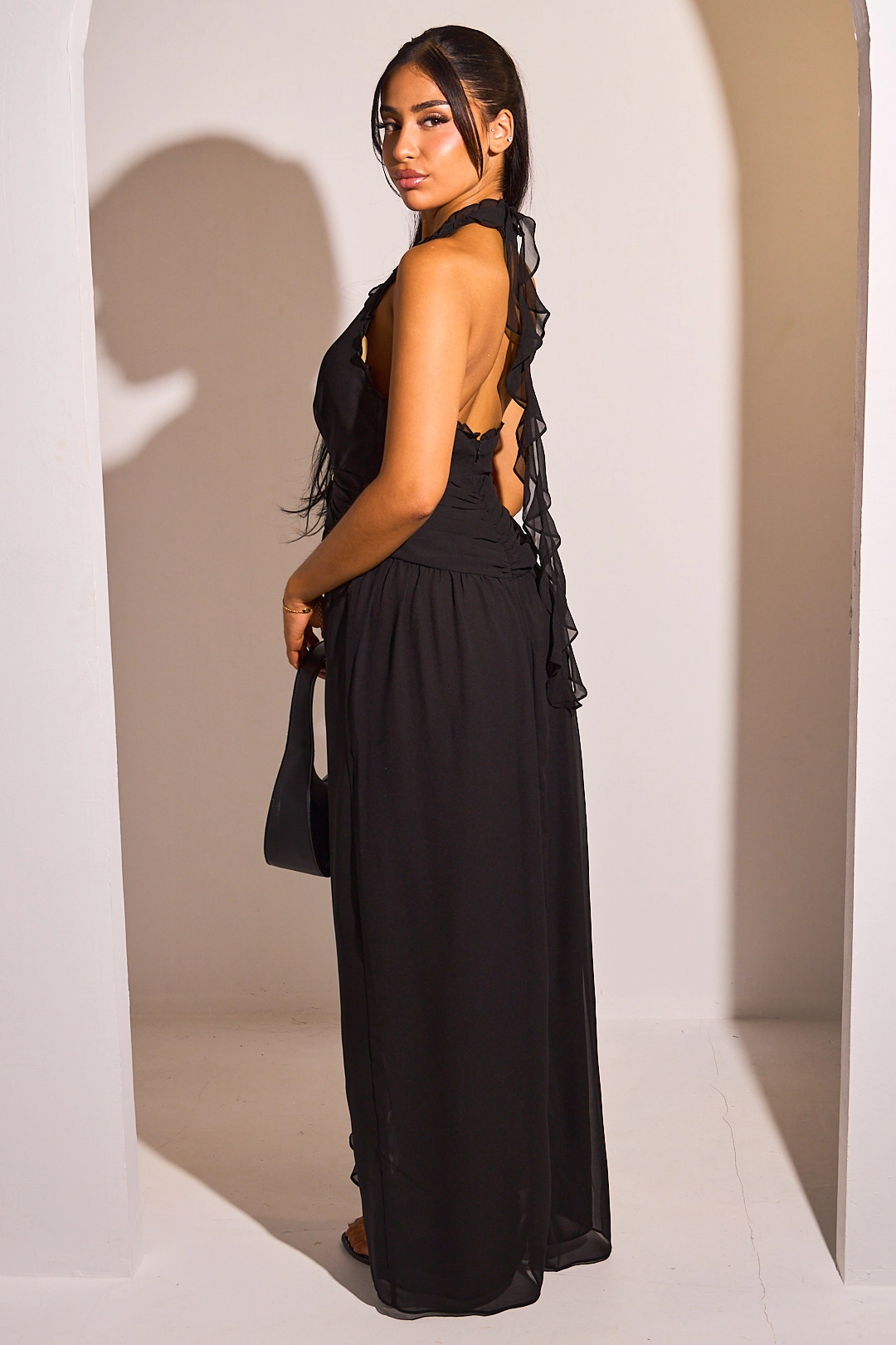 Robe dos nu noire à volants et effet voile transparent