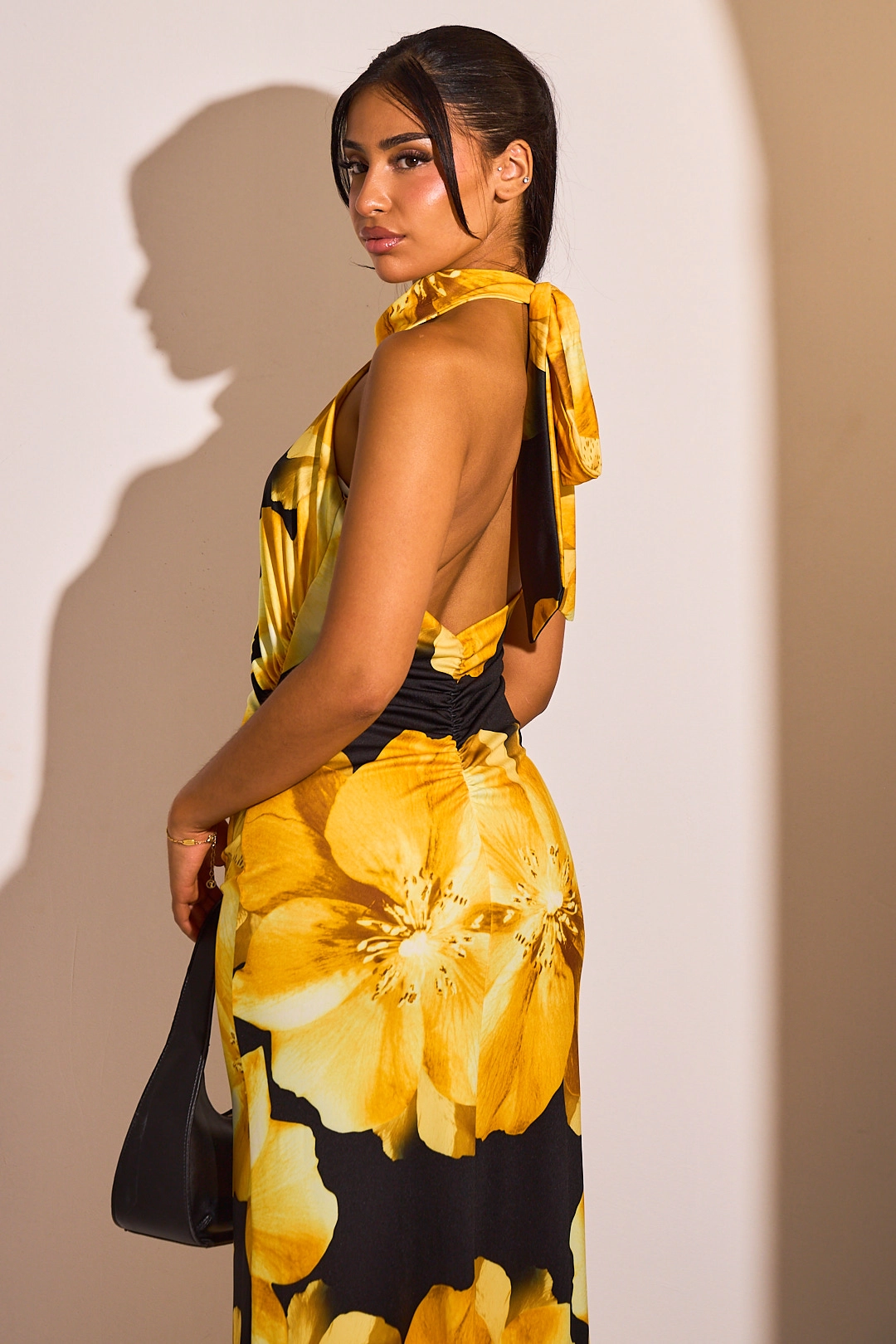 Robe longue noire à motifs floraux jaunes