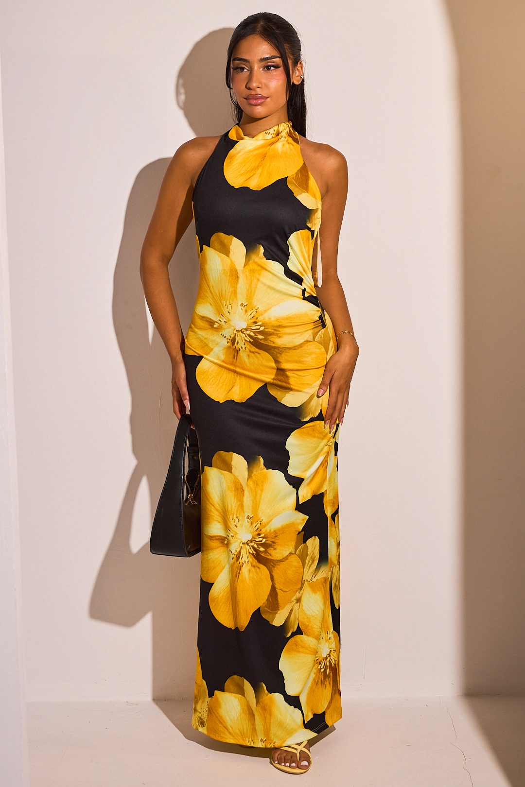 Robe longue noire à motifs floraux jaunes