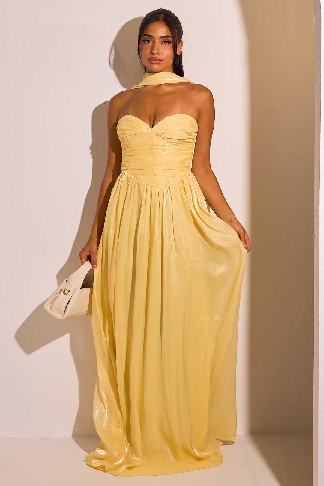 Robe bustier jaune à effet drapé  et satiné + étole