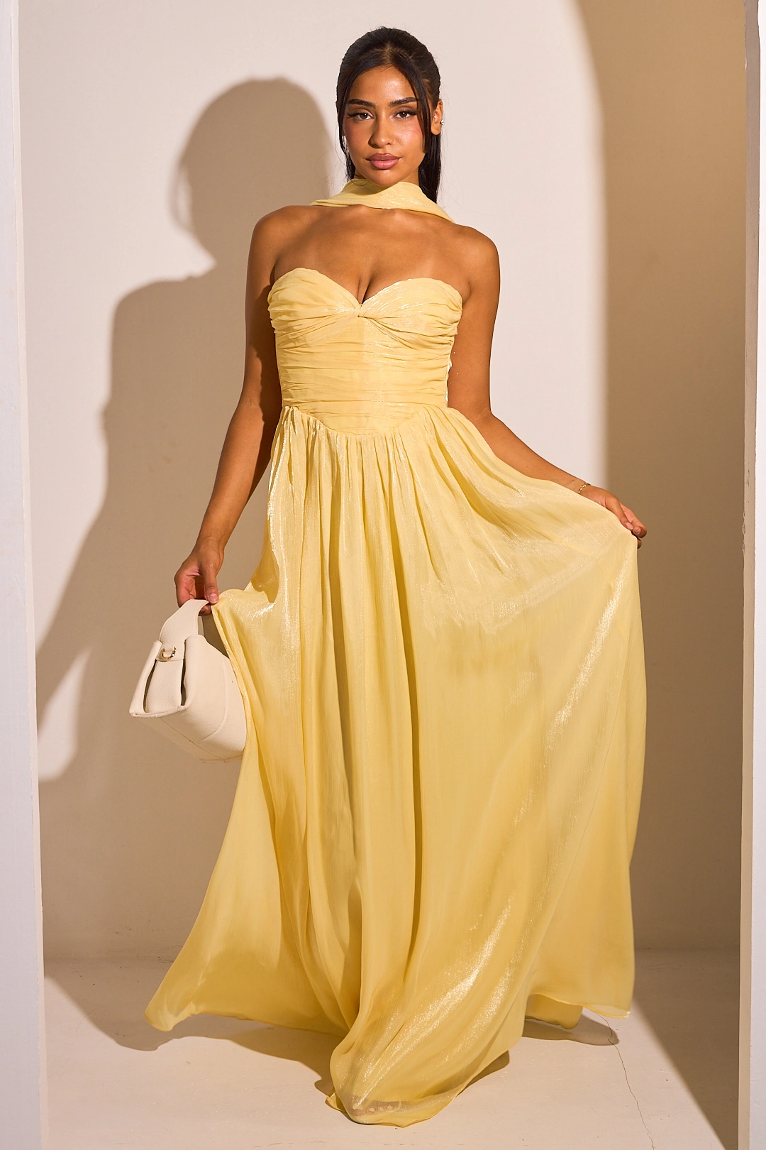 Robe bustier jaune à effet drapé  et satiné + étole
