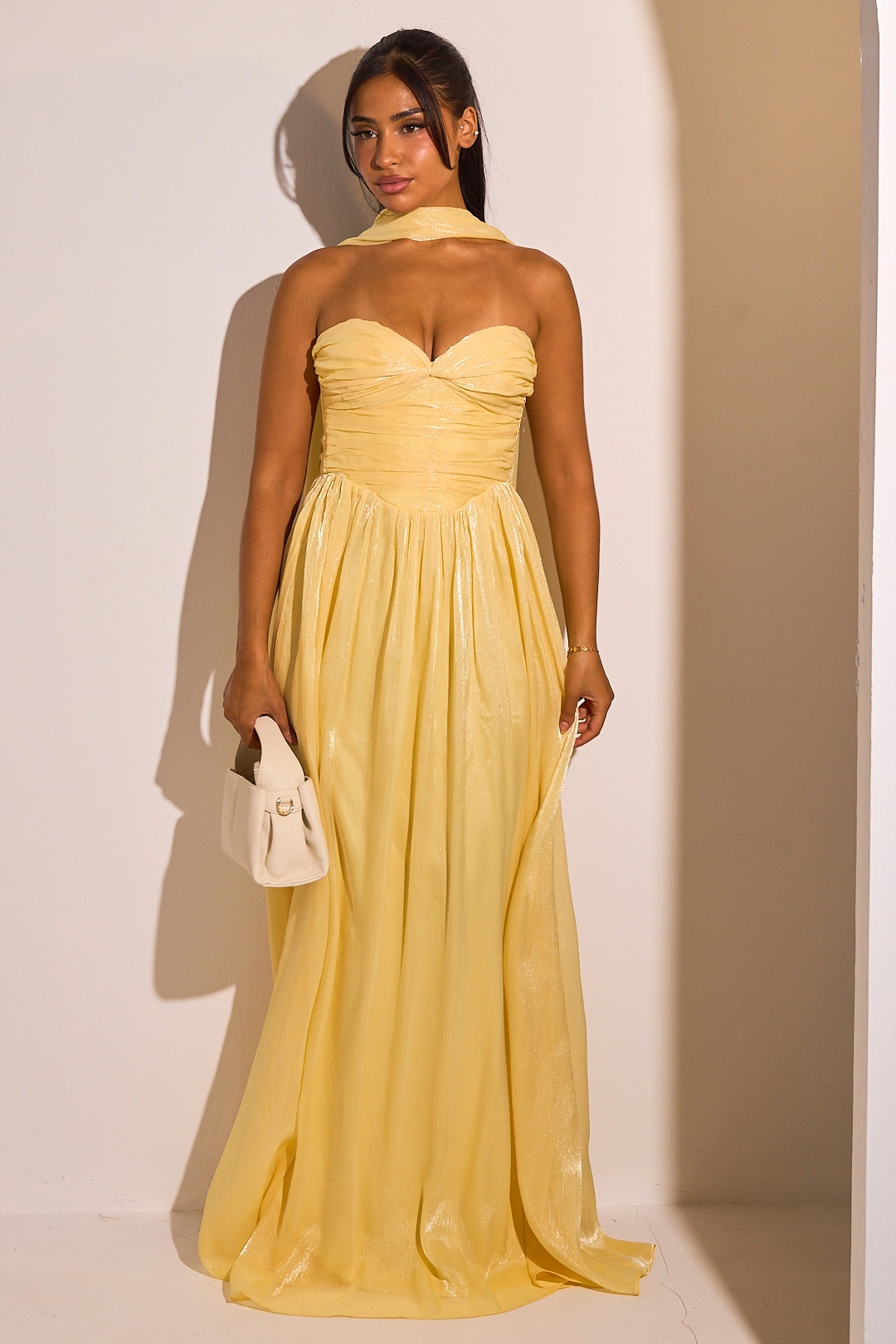 Robe bustier jaune à effet drapé  et satiné + étole