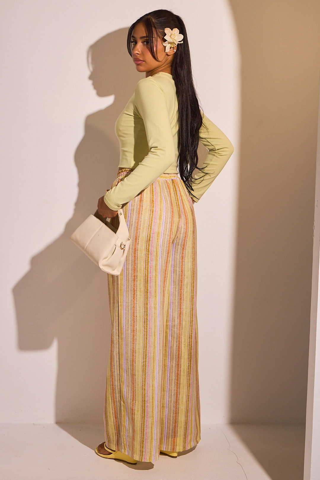 Pantalon fluide jaune à rayures multicolore