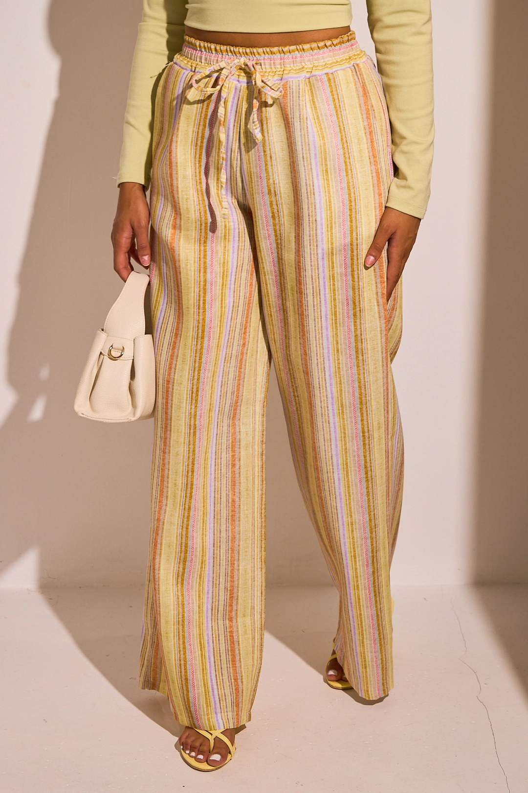 Pantalon fluide jaune à rayures multicolore