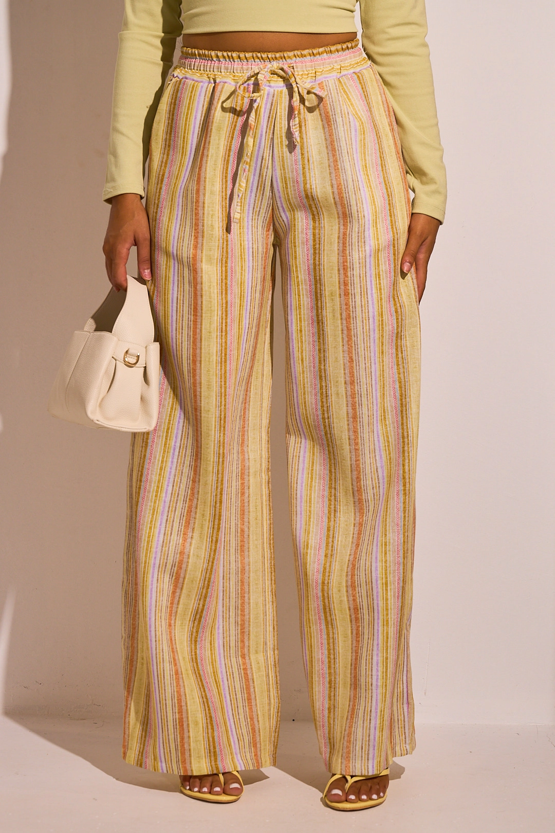 Pantalon fluide jaune à rayures multicolore