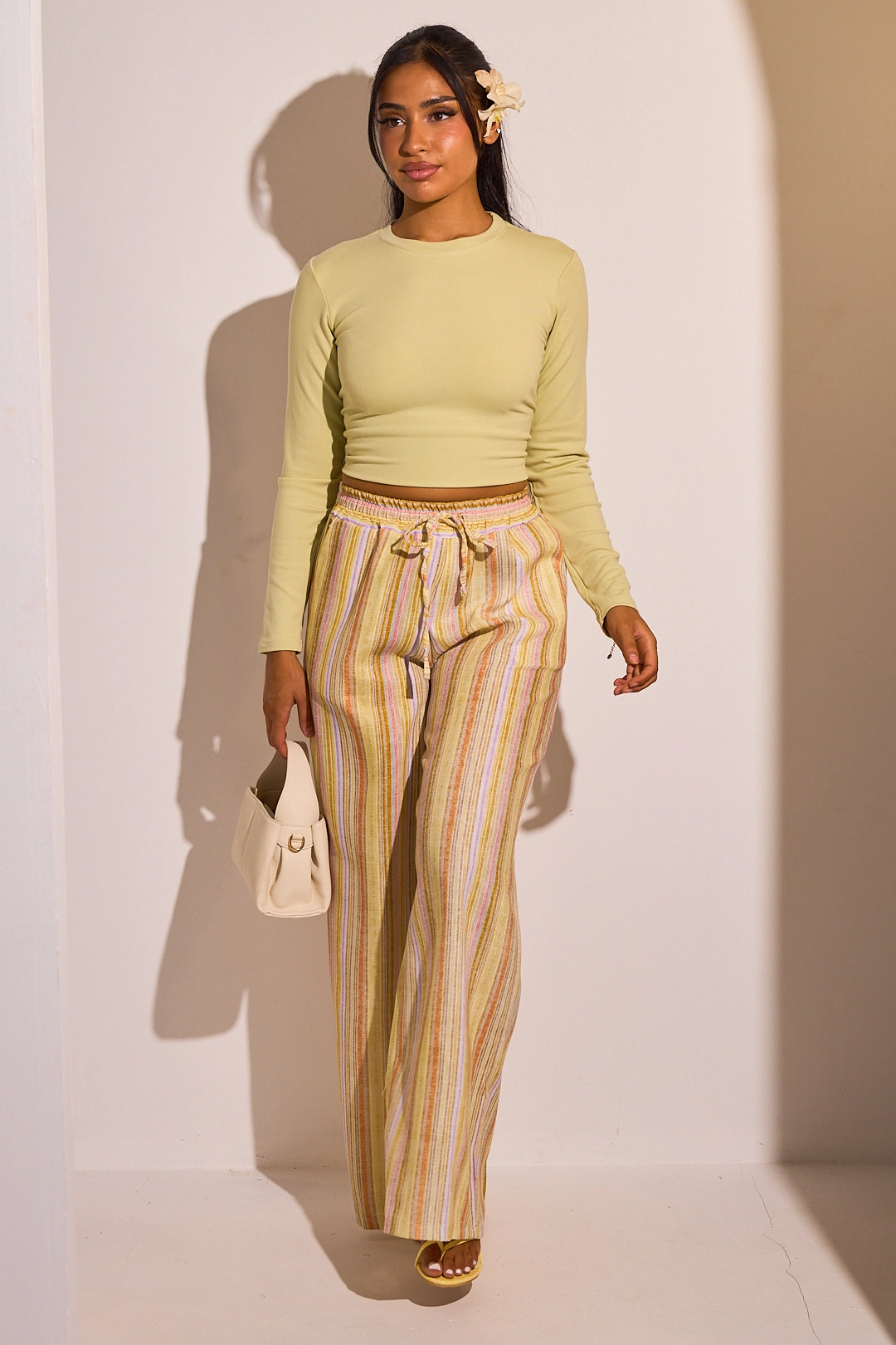 Pantalon fluide jaune à rayures multicolore
