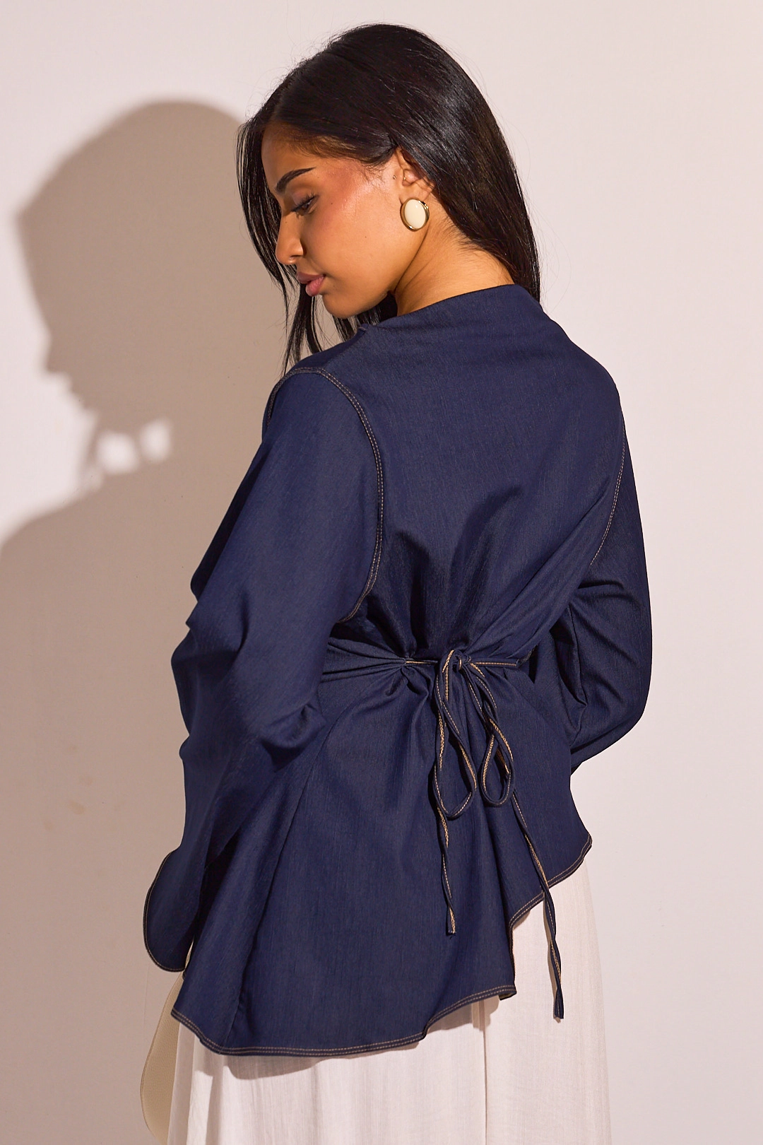 Haut asymétrique bleu à manches longues effet Jean