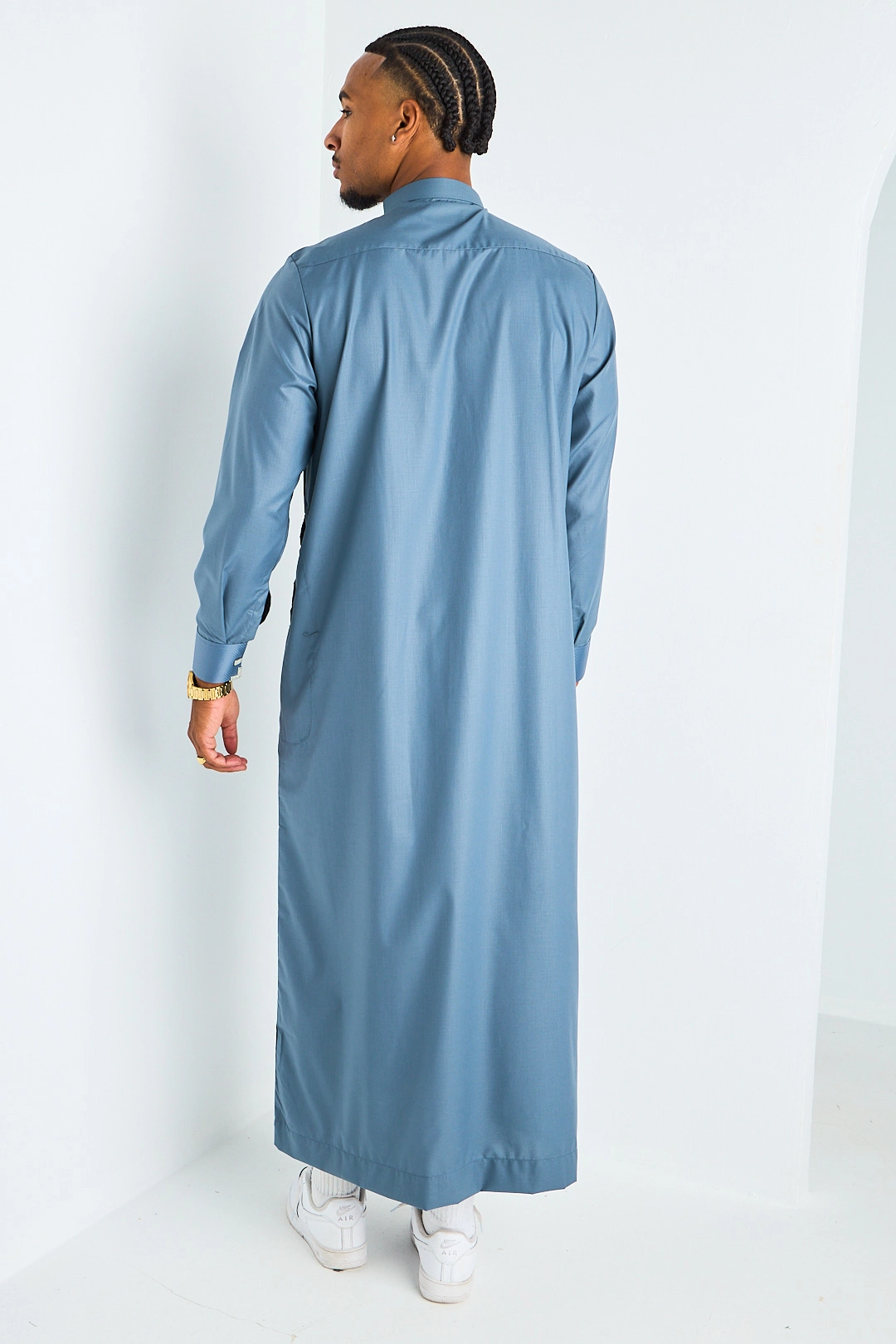 Qamis gris foncé à boutons rectangles argentés
