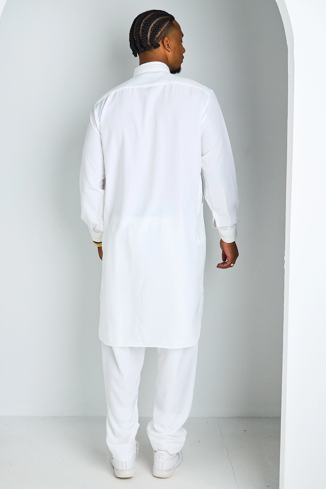 Ensemble 2 pièces qamis + pantalon blanc à motif sur le col