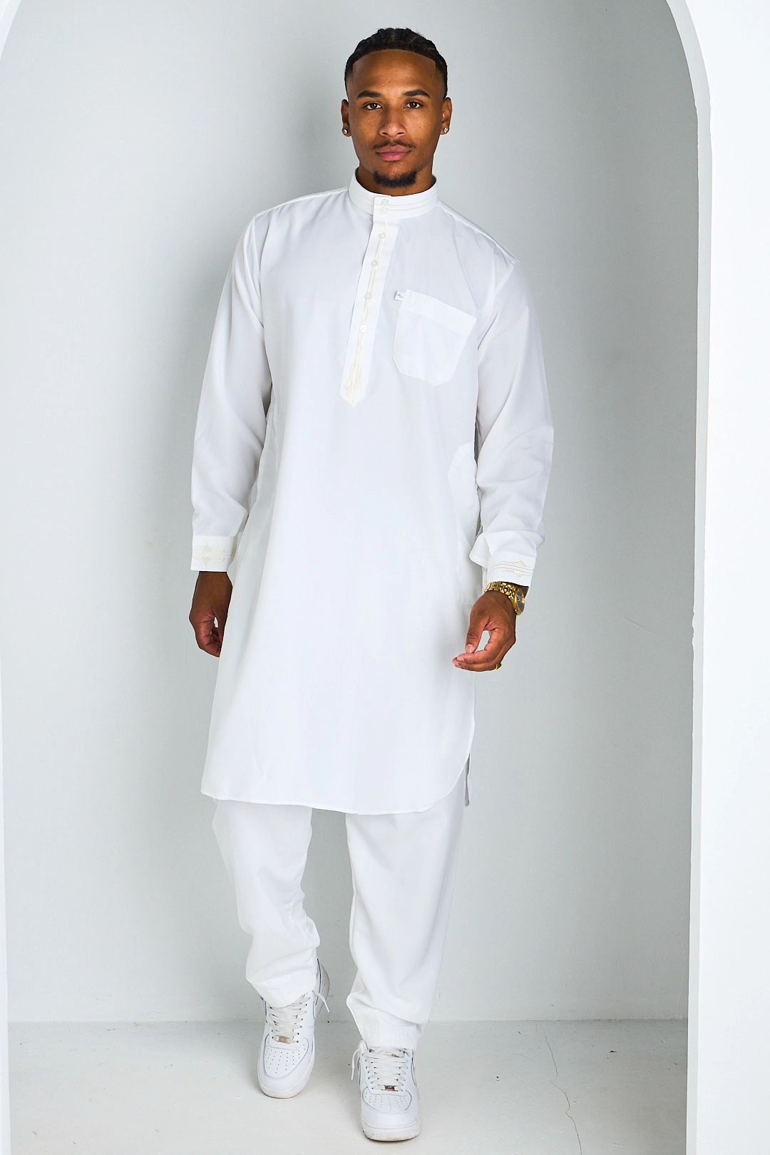 Ensemble 2 pièces qamis + pantalon blanc à motif sur le col