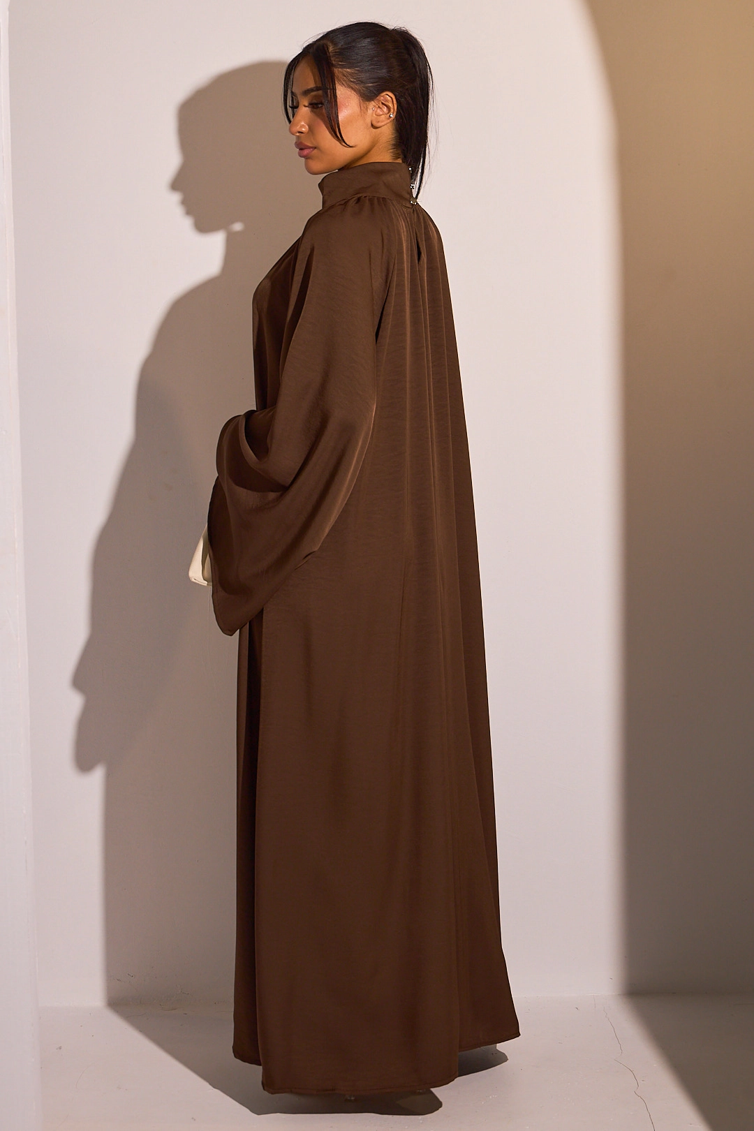 Abaya marron foncé à col montant