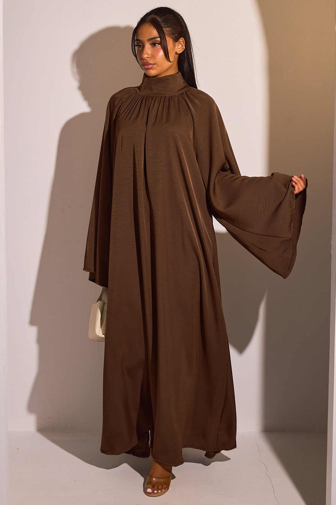 Abaya marron foncé à col montant