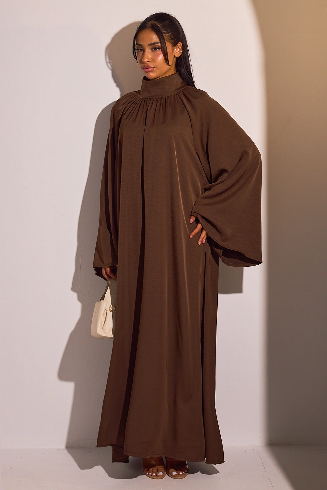 Abaya marron foncé à col montant